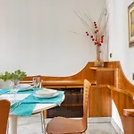Appartement Joivy Captivating Flat With Balcony Milaan